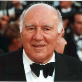 Michel Piccoli dit la messe en latin.