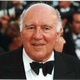 Michel Piccoli dit la messe en latin.