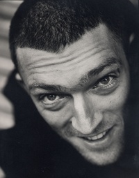 Vincent Cassel fait le moine.