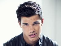 Taylor Lautner cherche parents désespérément. 