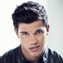 Taylor Lautner cherche parents désespérément. 