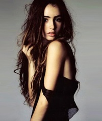 Lily Collins rejoint Abduction