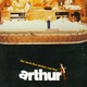 Helen Mirren, nounou de Russel Brand dans un remake d'Arthur