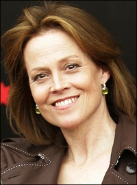 Sigourney Weaver voit rouge
