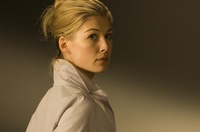 Rosamund Pike devient Magneto ?