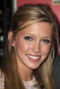 Katie Cassidy arrive dans Gossip Girl