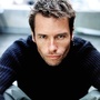 Maggie Grace et Guy Pearce dans un film de Luc Besson
