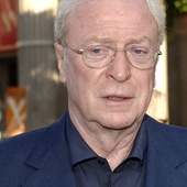 Michael Caine voyage sur l'île mystérieuse...