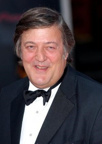 Stephen Fry en frère de Robert Downey jr