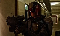 Karl Urban en Judge Dredd ça donne ça...