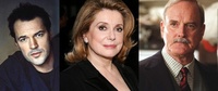 Catherine Deneuve aux côtés de John Cleese et Sebastian Koch