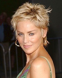 Sharon Stone manipulée dans Attachment
