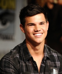 Taylor Lautner dans Copains pour toujours 2