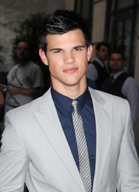 Taylor Lautner adepte du parkour dans Tracers
