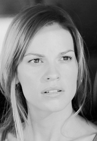 Hillary Swank prédatrice !