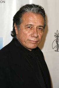 Edward James Olmos dans Two Guns