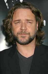Russell Crowe passe derrière la caméra