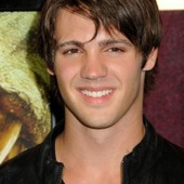 Steven McQueen serait Nightwing dans la série Arrow.
