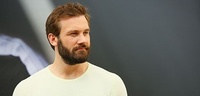 Clive Standen interpetera Liam Neeson jeune dans la série Taken
