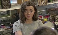 Maisie Williams alias Arya Stark piège des fans et leur fait rejouer des scènes de Game of Thrones !