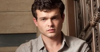 Alden Ehrenreich remplace Harrison Ford et joue le jeune Han Solo dans le Spinoff de Star Wars !